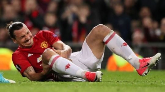 Zlatan Ibrahimovic cedera ALC saat masih membela Manchester United. Copyright: © http://a4.espncdn.com/combiner/