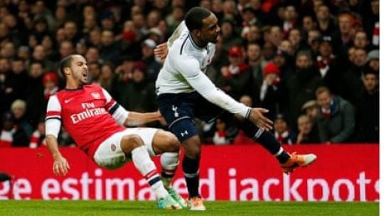 Theo Walcott menderita cedera ACL saat masih membela Arsenal. Copyright: © theguardian.com/football/2014