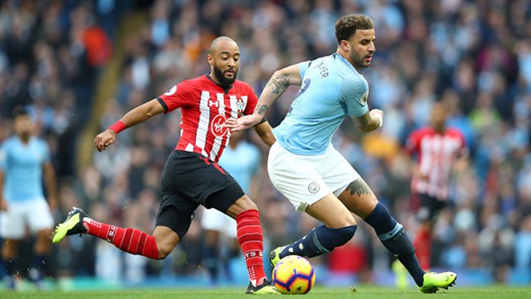 Kyle Walker mencoba melewati adangan pemain Southampton. Copyright: © Getty Images/Alex Livesey