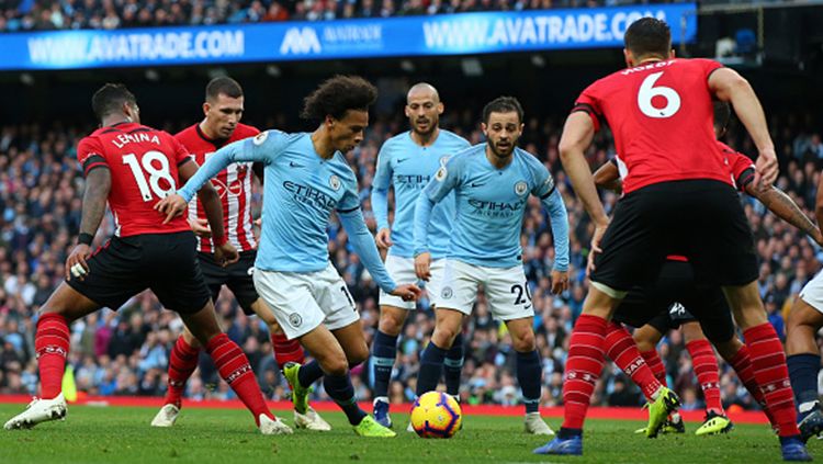 Leroy Sane di antara pemain-pemain Southampton sebelum mencetak gol keenam Man City. Copyright: © Getty Images/Clive Brunskill