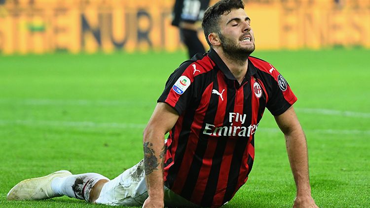 Patrick Cutrone menjadi korban olokan kiper antah-berantah Polandia, Kamil Grabara, usai laga Grup A Euro U-21 pada Kamis (20/6/19) di Stadio Renato Dall'Ara. Copyright: © Getty Images/Alessandro Sabattini