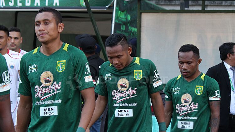 M Syaifuddin dan pemain Persebaya yang lain masuk ke lapangan. Copyright: © Fitra Herdian/Indosport