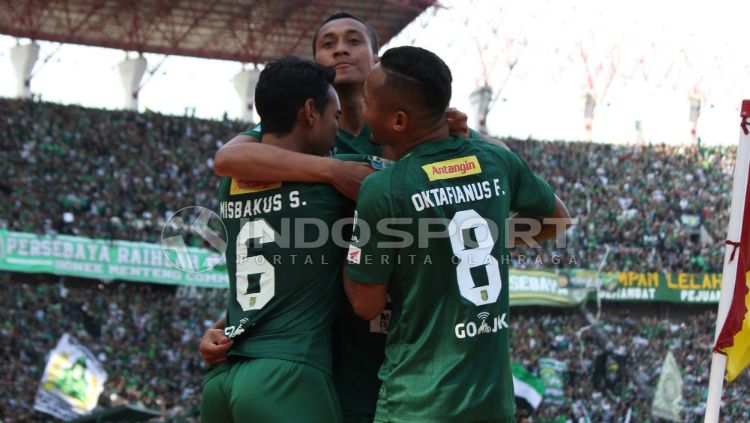 M Syaifuddin merayakan gol Fandi Eko Utomo di laga Persebaya vs Persija. Copyright: © Fitra Herdian Ariestianto/INDOSPORT
