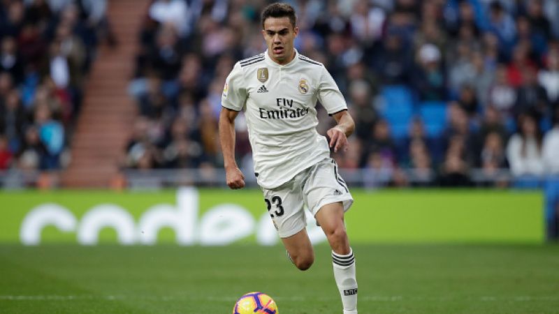 Sergio Reguilon saat beraksi di atas lapangan. Copyright: © Getty Images