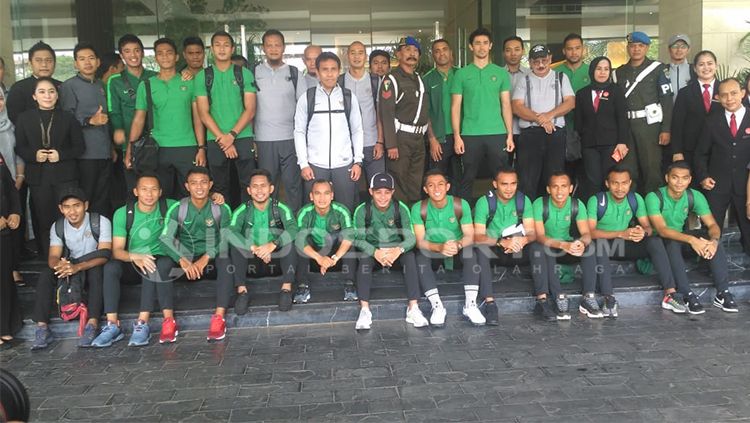 Skuat Timnas Indonesia ketika hendak berangkat ke Singapura Copyright: © INDOSPORT/Petrus Manus Da' Yerimon