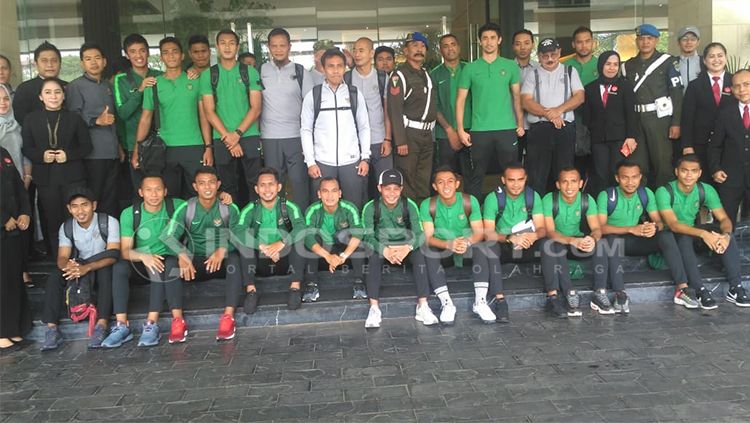 Skuat Timnas Indonesia ketika hendak berangkat ke Singapura Copyright: &copy; INDOSPORT/Petrus Manus Da' Yerimon