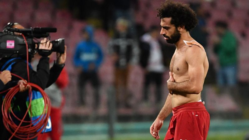 Mohamed Salah tertunduk lesu pasca dikalahkan Napoli. Copyright: © INDOSPORT