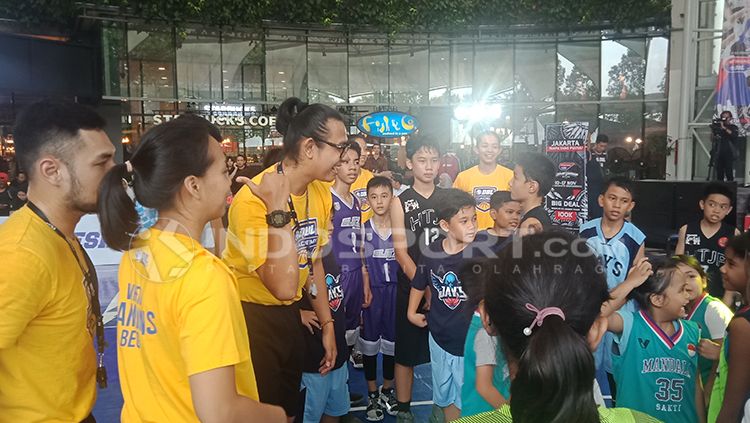 Dimaz Muharri, Pelatih Basket DBL Academy Copyright: © INDOSPORT/Shintya Anya Maharani