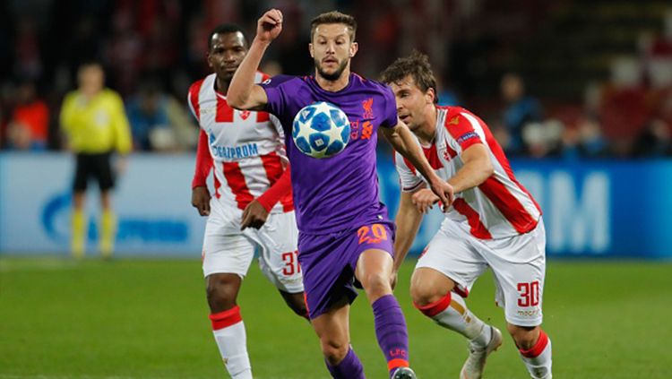 Adam Lallana menjaga penguasaan bola dari penjagaan dua pemain Red Star Belgrade. Copyright: © Getty Images/Pedja Milosavljevic