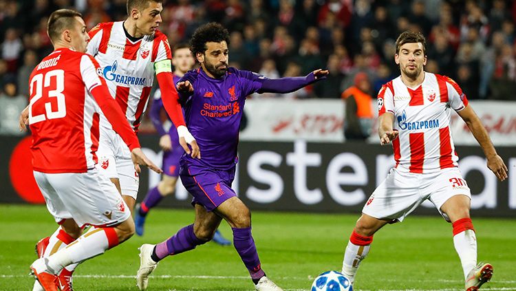 Mohamed Salah (tengah) menggiring bola di tengah penjagaan 3 pemain Red Star Belgrade. Copyright: © Getty Images/Srdjan Stevanovic