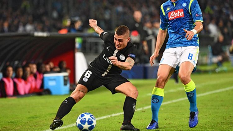 Manchester United dilaporkan tengah menjajaki peluang untuk memboyong jantung permainan Paris Saint-Germain, Marco Veratti, dalam bursa transfer musim panas. Copyright: © ALBERTO PIZZOLI/AFP/Getty Images