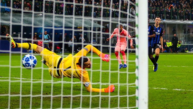 Gawang Inter Milan saat dibobol Malcom. Copyright: &copy; Robbie Jay Barratt - AMA/Getty Images