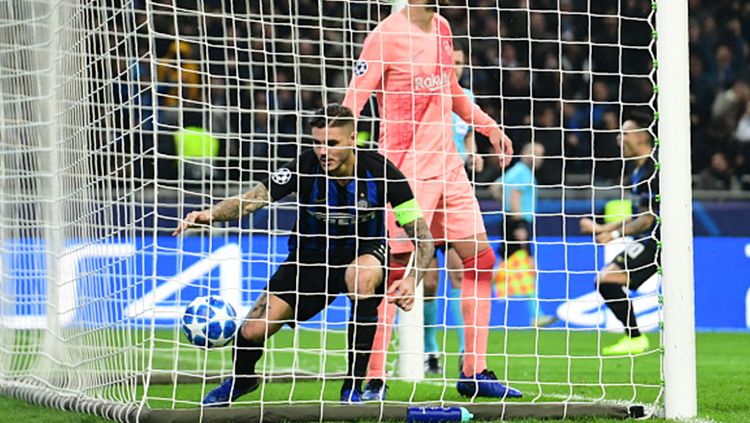 Mauro Icardi saat mencetak gol ke gawang Barcelona untuk menyamakan kedudukan. Copyright: © MIGUEL MEDINA/AFP/Getty Images