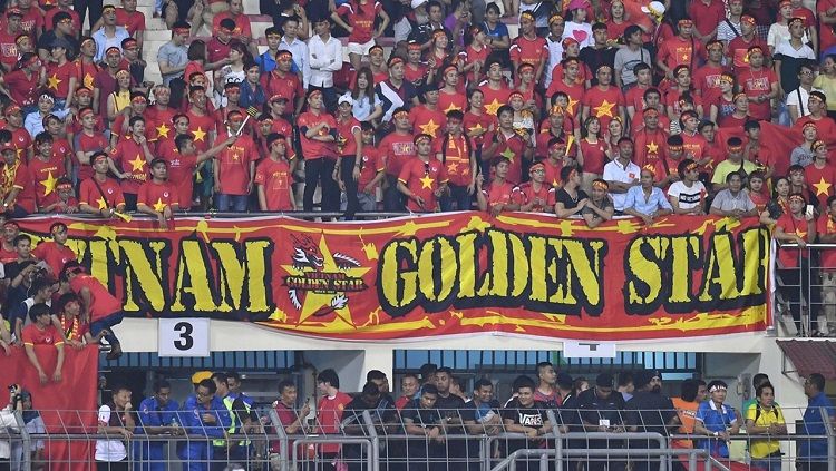 Fans Vietnam selalu hadir dalam setiap pertandingan timnas kesayangannya Copyright: © Goal.com