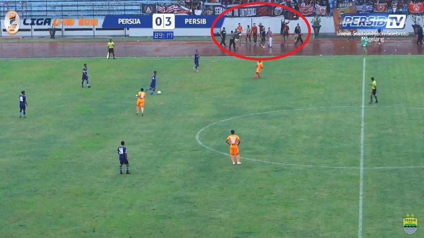 Penonton masuk ke lapangan di laga Persija U-19 vs Persib U-19. Copyright: © Istimewa