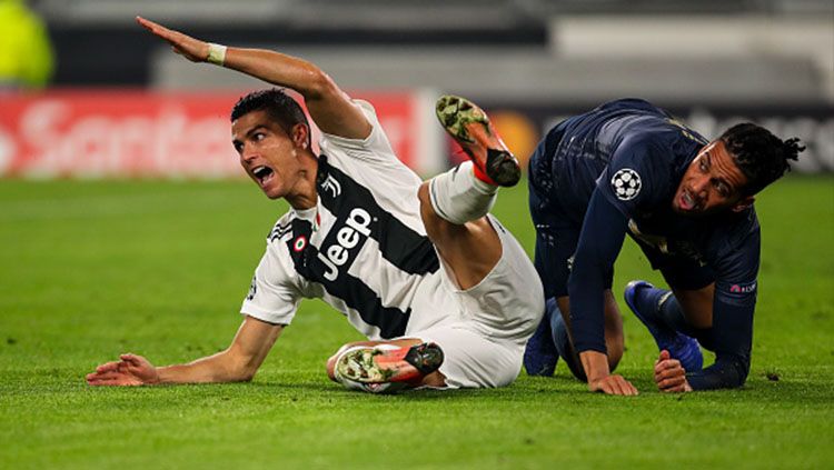 Cristiano Ronaldo dilanggar saat pertandingan Juventus vs Manchester United. Copyright: © Getty Images
