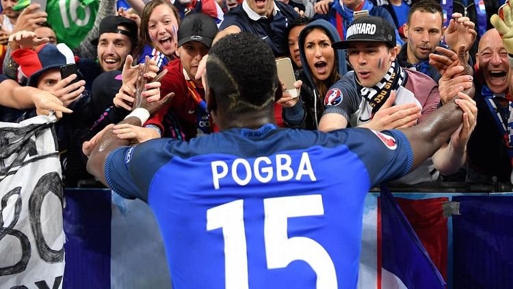 Paul Pogba disambut hangat oleh fans Copyright: © The Peoples Person