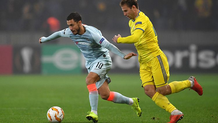 Eden Hazard menguasai bola. Copyright: © Darren Walsh/Getty Images