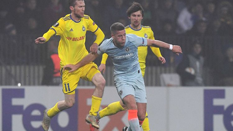 Ross Barkley berusaha menjaga penguasaan bola. Copyright: © KIRILL KUDRYAVTSEV/AFP/Getty Images