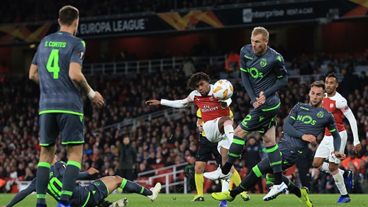 Alex Iwobi melancarkan tendangan ke arah gawang Sporting Lisbon. Copyright: © Marc Atkins/Getty Images