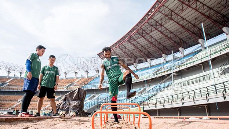 Gelandang Persebaya, Nelson Alom, kembali berlatih usai cedera. Copyright: © Fitra Herdian/INDOSPORT