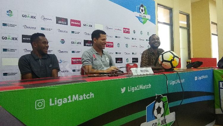 Pelatih Persipura, Oswaldo Lessa (tengah) bersama Gunansar Mandowen (kiri) saat konferensi pers Copyright: © Sudjarwo/INDOSPORT