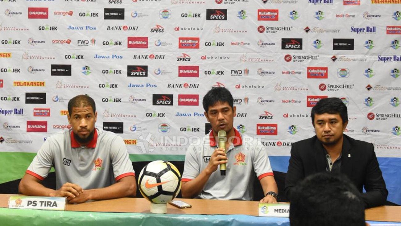 Nil Maizar (tengah) dalam konferensi pers jelang laga Persija vs PS TIRA. Copyright: © Herry Ibrahim/Indosport.com