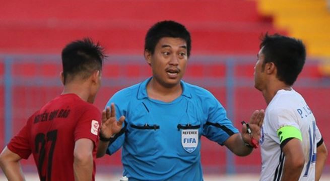 Sosok wasit Singapura vs Timnas Indonesia 2 Copyright: © Zing.vn