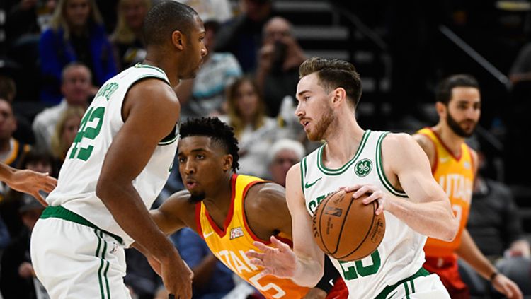 Donovan Mitchell Utah Jazz kawal pemain Boston Celtics tengah membawa bola Copyright: © Getty Images