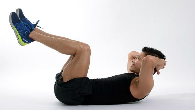 latihan Sit Up Crunches Copyright: © Approaching Fitness