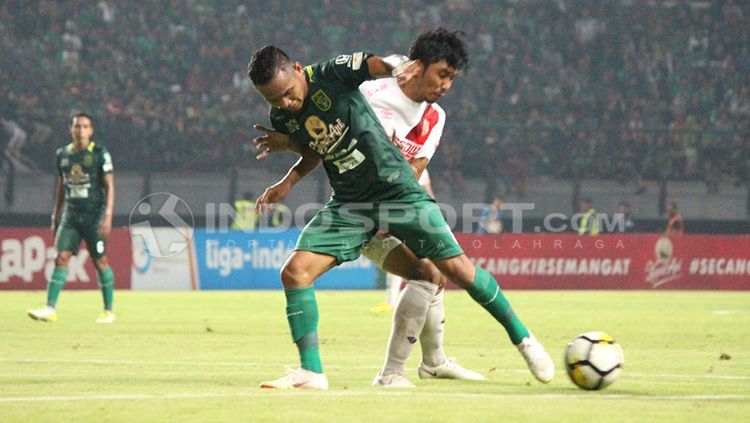 Perebutan bola di lini tengah Copyright: © INDOSPORT/Fitra Herdian