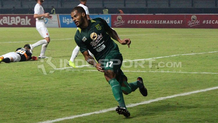 Selebrasi Penyerang Persebaya Surabaya, David da Silva Copyright: © INDOSPORT/Fitra Herdian