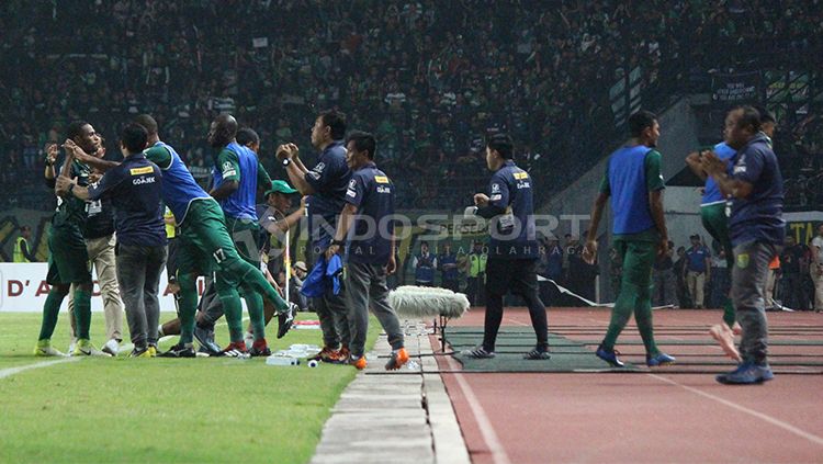 Djadjang Nurdjaman dan ofisial tim Persebaya merayakan gol. Copyright: © Fitra Herdian/INDOSPORT