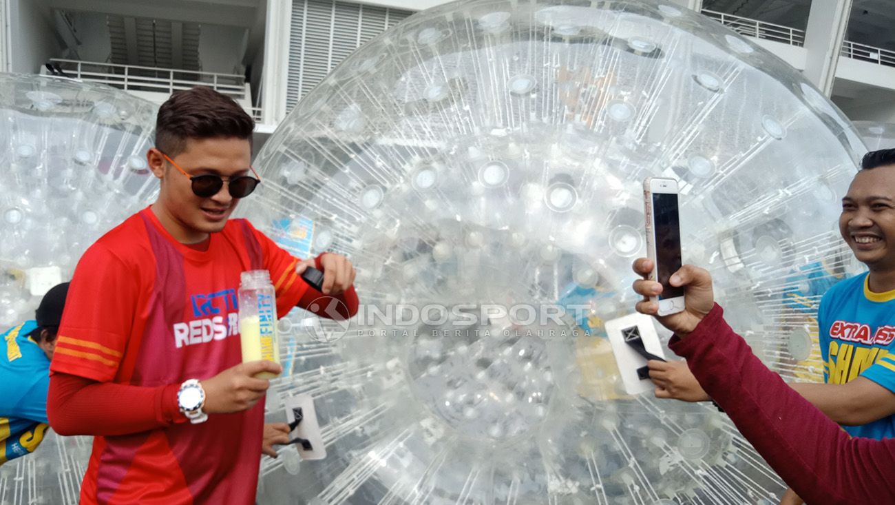Syamsir Alam, keruan main Zorb Ball Shaketafet bareng selebgram bersama Extra Joss Shake di Gelora Bung Karno, Minggu, (11/11/18). Copyright: © Shintya Anya Maharani/Soicaumienbac.cc