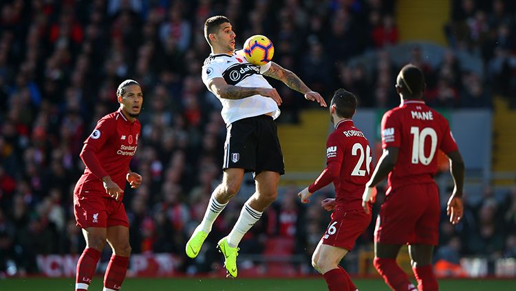 Aleksandar Mitrovic dikepung oleh pemain Liverpool di laga Liga Primer Inggris yang mempertemukan Liverpool dengan Fulham. Copyright: © Getty Images