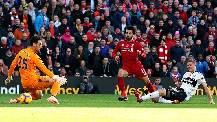 Aksi Mohamed Salah saat mencetak gol ke gawang Fulham di laga lanjutan Liga Primer Inggris. Copyright: © Getty Images