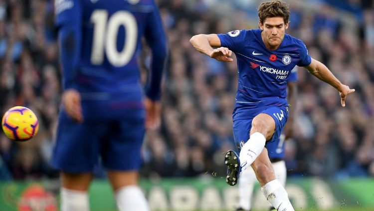 Marcos Alonso melakukan tendangan bebas. Copyright: © Getty Images