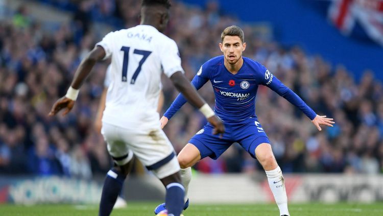 Jorginho melakukan adangan kepada pemain Everton. Copyright: © Getty Images