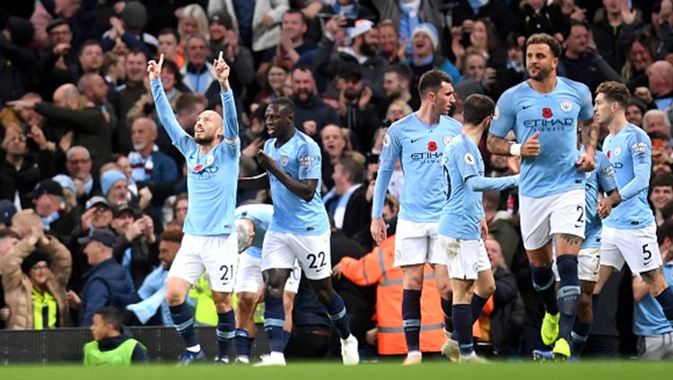 David Silva berselebrasi setelah mencetak gol ke gawang Man United. Copyright: © Laurence Griffiths/Getty Images