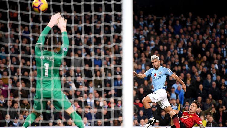 Sergio Aguero saat mencetak gol ke gawang Man United. Copyright: © Laurence Griffiths/Getty Images