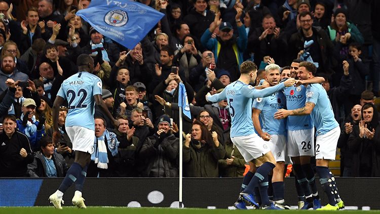 Sergio Aguero berselebrasi usai mencetak gol ke gawang Man United. Copyright: © Mike Hewitt/Getty Images