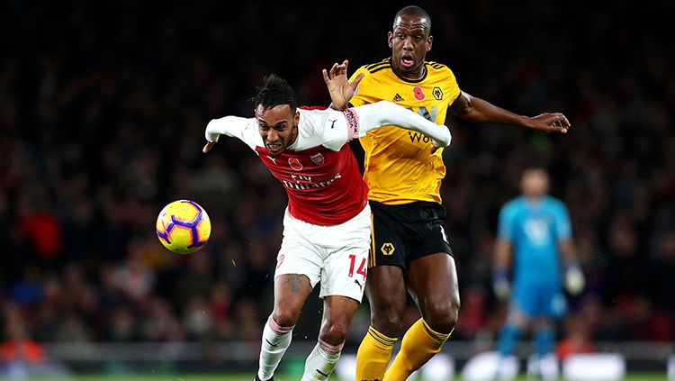 Pierre-Emmerick Aubameyang menjaga penguasaan bola. Copyright: &copy; Clive Rose/Getty Images