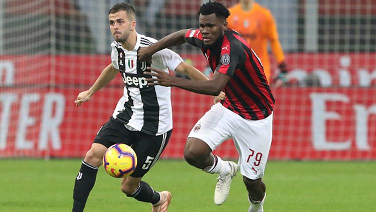 Franck Kessie (kanan) dan Miralem Pjanic (kiri) berebut penguasaan bola. Copyright: © Marco Luzzani/Getty Images