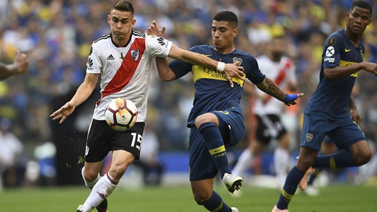 Boca Juniors dan River Plate memang dikenal sebagai klub sepak bola yang memiliki rivalitas tinggi. Copyright: © EITAN ABRAMOVICH/AFP/Getty Images