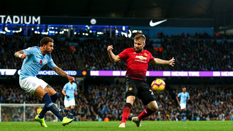 Kyle Walker menembak bola di laga derby Manchester. Copyright: © Getty Images