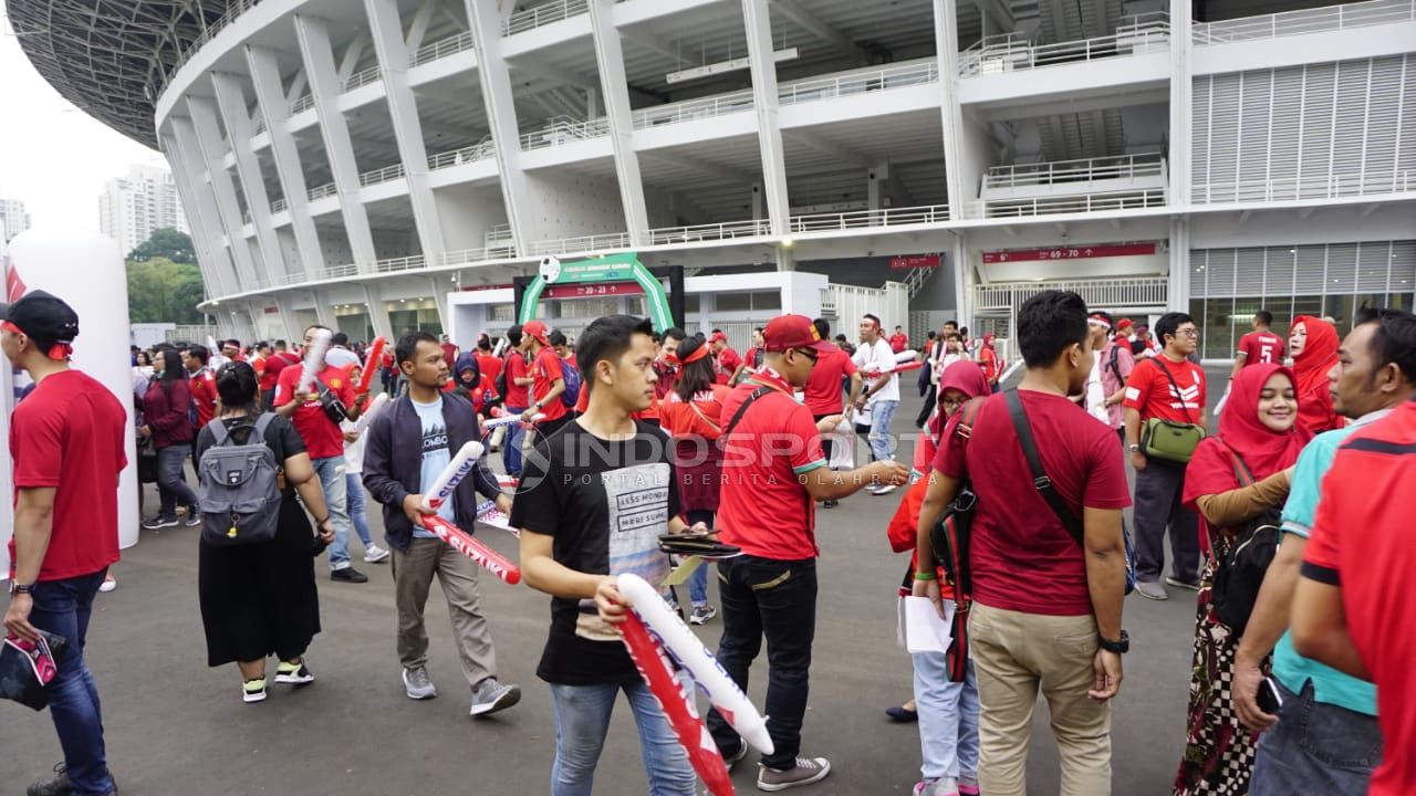 Sejumlah calo tiket meraup keuntungan besar di laga Timnas Indonesia vs Malaysia. Copyright: © Herry Ibrahim/Indosport.com