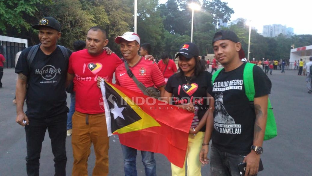 Jauh-jauh dari kampung halaman, Suporter Timor Leste, tidak masalah kalau kalah. Copyright: © Petrus Manus Da'Yerimon/Football265.com