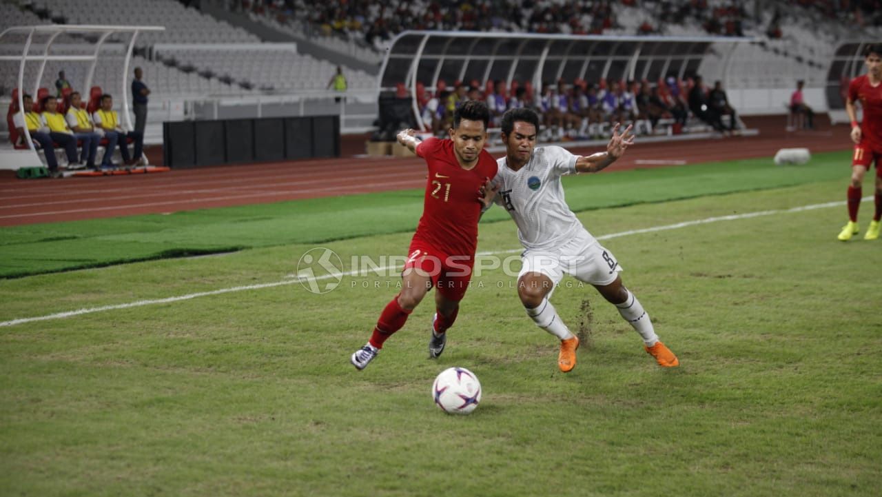 Andik Vermansyah berusaha keras untuk menyingkirkan pemain Timor Leste. Copyright: © Herry Ibrahim/Indosport.com