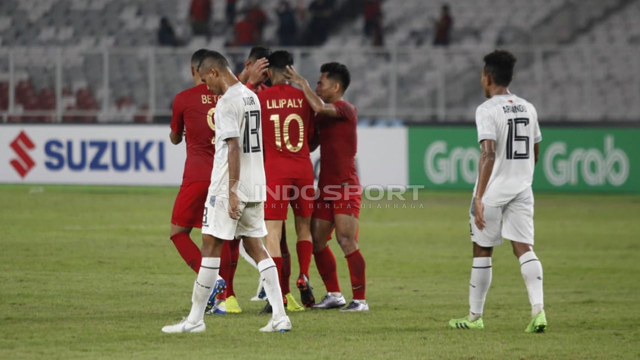 Aksi selebrasi para pemain Timnas Indonesia melakukan selebrasi di hadapan pemain Timor Leste yang tertunduk. Copyright: © Herry Ibrahim/Indosport.com