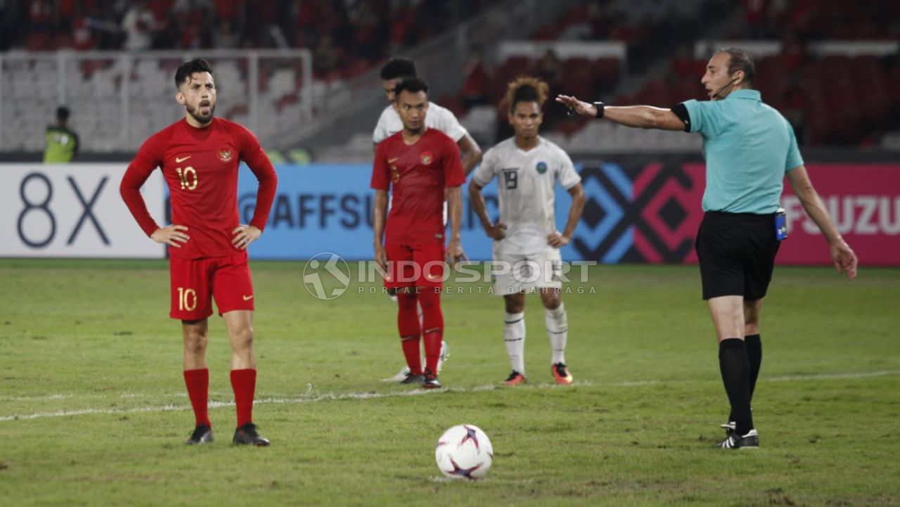 Stefano Lilipaly saat mengahdapi tendangan penalti dalam laga Indonesia vs Timor Leste Copyright: © Herry Ibrahim/Indosport.com